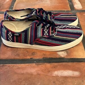 Like new Vans. Size: women’s 9.5